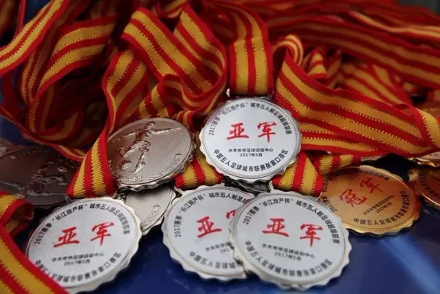 郑钦文2比1逆转战胜肯宁 收获红土赛季“开门红”